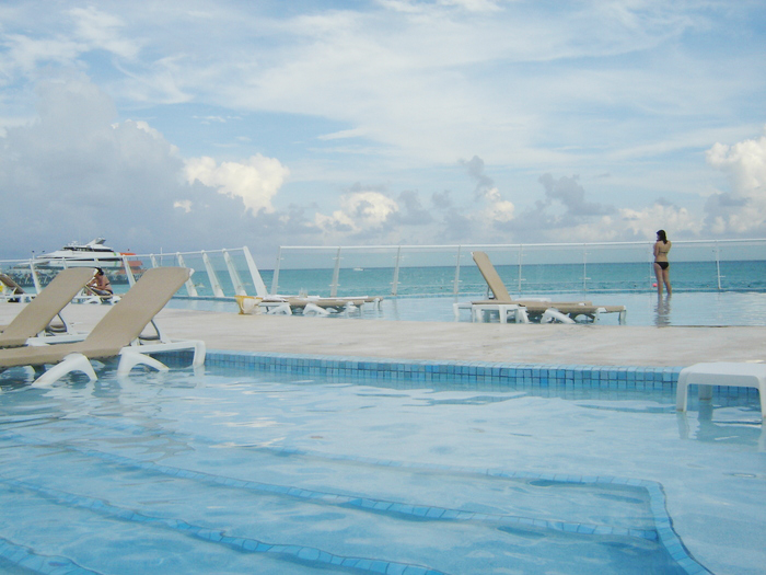 La piscina del Hotel Playacar Palace en Riviera Maya/ The pool of Playacar Palace Hotel in Riviera Maya