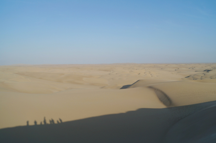 Tubulares y sandboarding en el desierto de Paracas en Perú/Tubular cars and sandboarding in the desert of Paracas in Peru