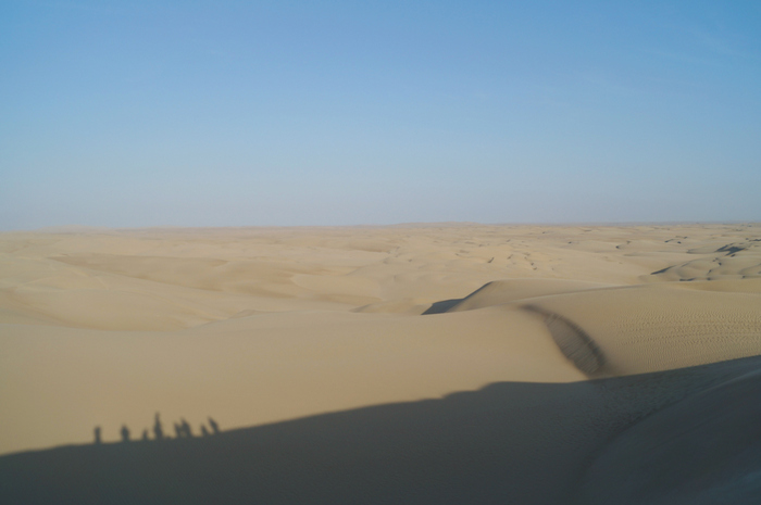 Tubulares y sandboarding en el desierto de Paracas en Perú/Tubular cars and sandboarding in the desert of Paracas in Peru