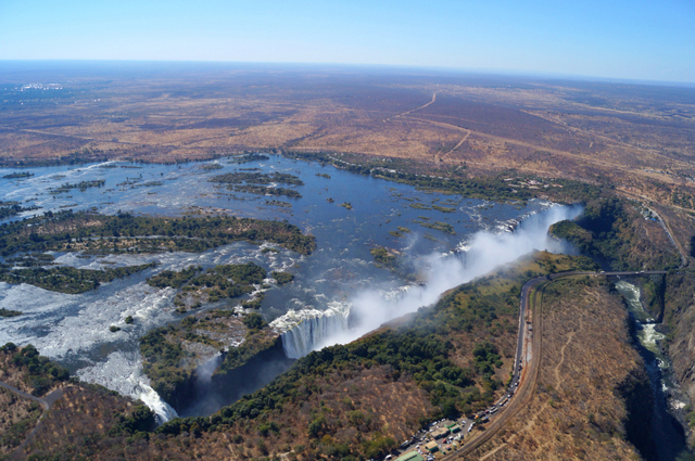 Un vuelo sobre las Cataratas Victoria «a lo Memorias de África»/An «Out of Africa-style» flight over Victoria Falls