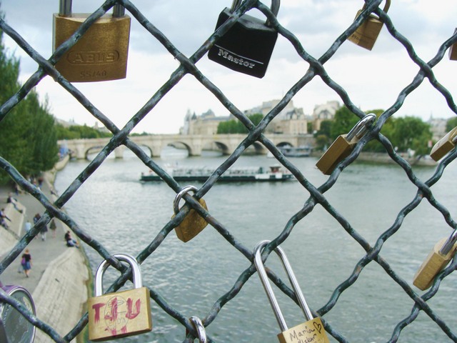 El Pont des Arts: un puente de románticos candados en París/The Pont des Arts: a bridge of romantic padlocks in Paris
