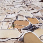 Las blancas piscinas de sal de Maras en Perú/The white salt pools of Maras in Peru