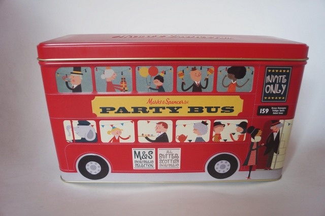 ¡Me he traído un bus rojo de dos pisos de Londres!/I brought a red double-decker bus from London!