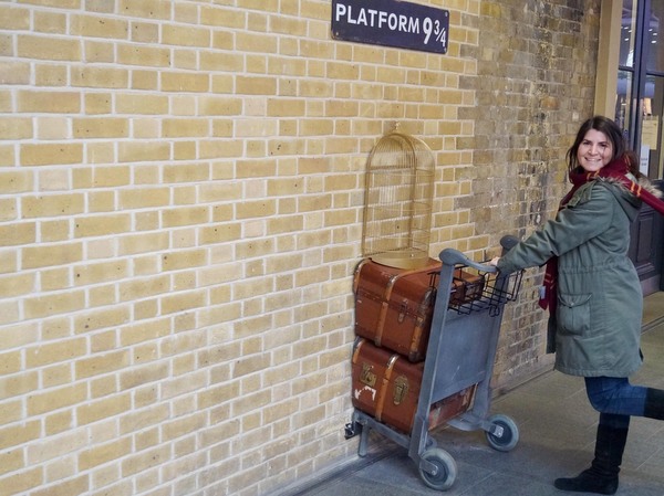 ¡Rápido, rápido! ¡Al andén 9 ¾ de King’s Cross en Londres! ¡Que se va el tren a Hogwarts!/ Quick, quick! Let’s go to Platform 9 ¾ at King’s Cross in London! The train to Hogwarts is leaving!