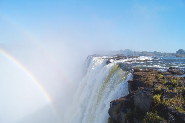 Vistas y adrenalina: un baño en Isla Livingstone en las Cataratas Victoria/Views and adrenalin: a swim in Livingstone Island in Victoria Falls