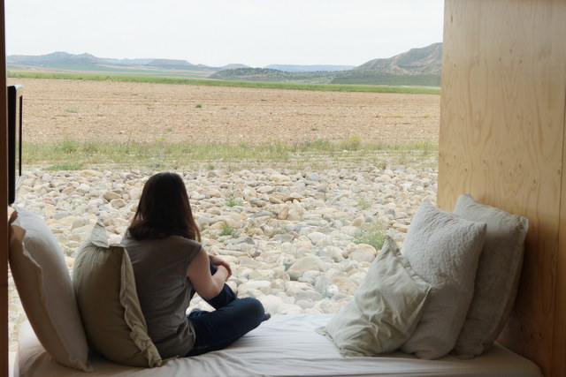 Un cubo para desconectar en medio de la nada en las Bardenas Reales en Navarra/Inside a relaxing cube in the middle of nowhere in Bardenas Reales, Navarre